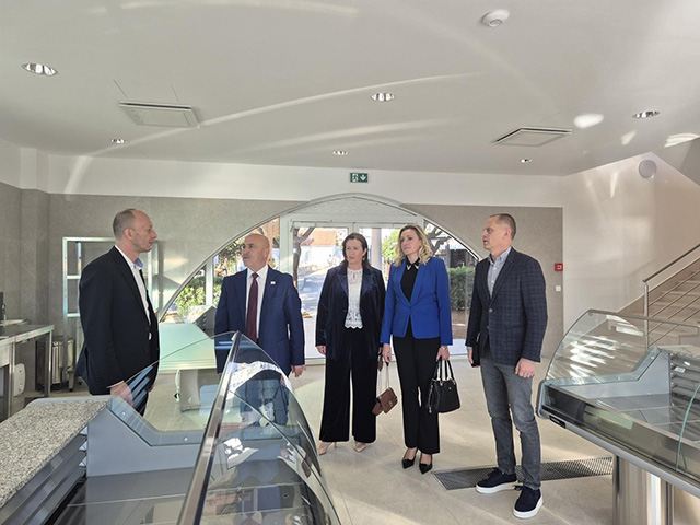 atržnica ima i vitrine hladnjače za  ribu                                                                                                                                                                                                                 